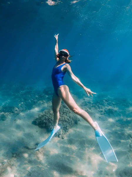 Glückliche Freitaucherin Mit Neujahrsmütze Gleitet Unter Wasser Blauen Ozean Konzept — Stockfoto