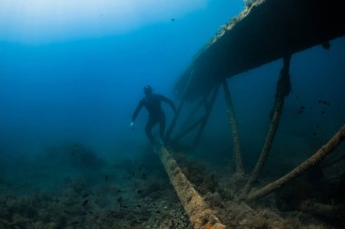 10 Eylül 2020. Anapa, Rusya. Sualtı giysisi ve deniz altı enkazı içinde profesyonel bir nakliyeci..