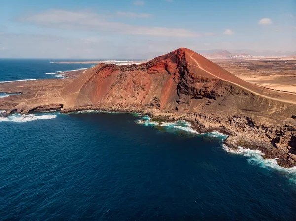 Alter Vulkan Mit Rotem Fels Und Atlantik Bei Santa Lanzarote — Stockfoto