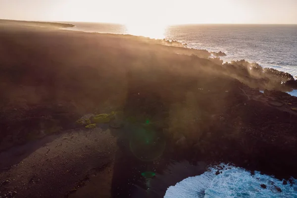 Vista Aérea Penhascos Lava Oceano Com Luz Pôr Sol Vapor — Fotografia de Stock