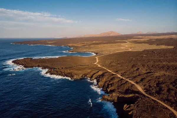 Letecký Pohled Pobřeží Lávovými Útesy Oceánem Při Západu Slunce Lanzarote — Stock fotografie