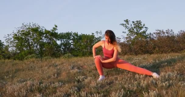 Sportos Fitt Csinál Fitness Aerobic Gyakorlatok Szabadban Naplementekor Vagy Napkeltekor — Stock videók