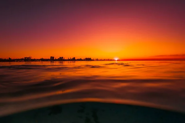 Atardecer Brillante Amanecer Salir Del Océano Con Silueta — Foto de Stock