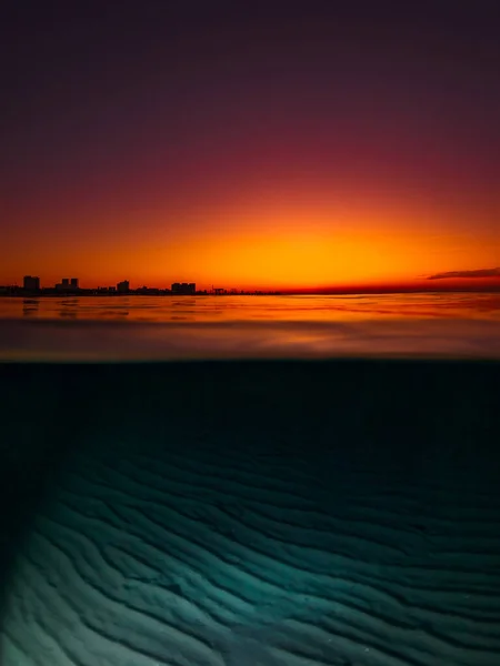 Gespaltener Blick Mit Hellem Sonnenuntergang Und Unterwasser Sandboden — Stockfoto