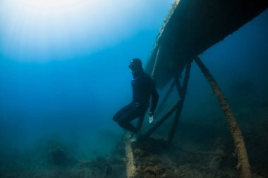 10 Eylül 2020. Anapa, Rusya. Dalgıç kıyafetli profesyonel serbest dalgıç ve sualtı enkazı..