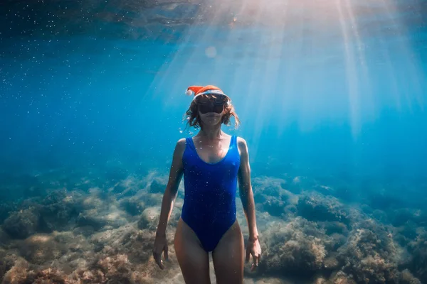 Glückliche Freitaucherin Mit Weihnachtsmütze Posiert Unter Wasser Blauen Ozean Konzept — Stockfoto