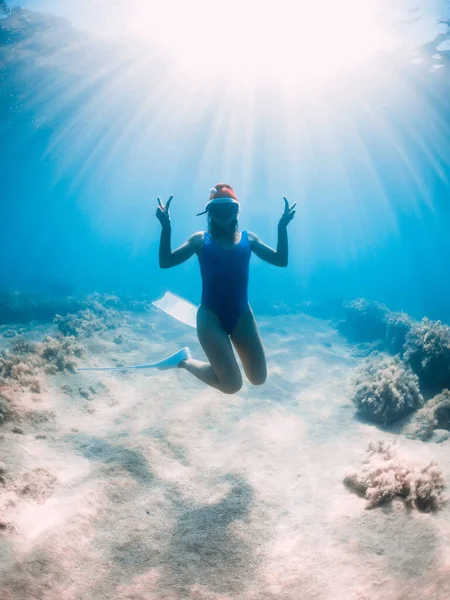 Glückliche Freitaucherin Mit Neujahrsmütze Gleitet Unter Wasser Blauen Ozean Konzept — Stockfoto