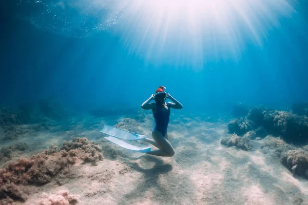 Feliz Mujer Freediver Con Gorra Año Nuevo Desliza Bajo Agua —  Fotos de Stock