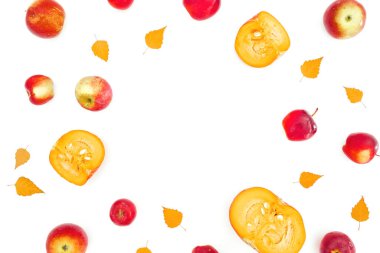 Sonbahar çerçeve bileşimi. Beyaz arka planda elma ve dilimlenmiş balkabağı yaprakları. Şükran Günü konsepti. Düz yatış, üst görünüm