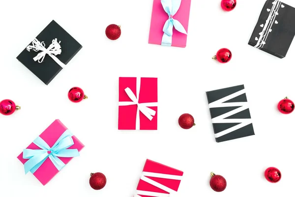 Weihnachten Muster Von Geschenken Mit Roter Kugeldekoration Auf Weißem Hintergrund — Stockfoto