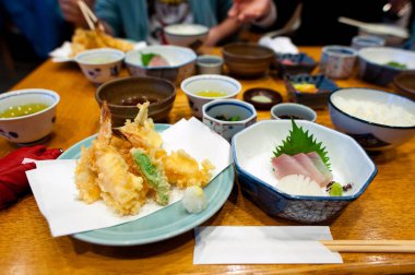 Karides tempura, sashimi ve diğer yemekler bir dizi Japon yemeğidir..