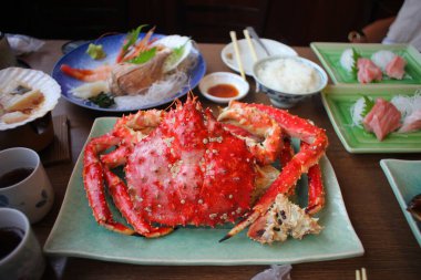 Kral Yengeç ya da tüm Taraba yengeci, ızgara ve yeşil bir tabağa konmuş pahalı ve muhteşem bir Japon yemeğidir..