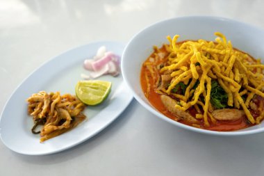Khao Soi ya da Kuzey Tayland Köri Eriştesi Tayland 'ın kuzeyinde bulunan bir sokak yemeği ve yerel yemektir..