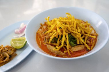 Khao Soi ya da Kuzey Tayland Köri Eriştesi Tayland 'ın kuzeyinde bulunan bir sokak yemeği ve yerel yemektir..
