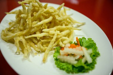 Beyaz tabakta taze gümüş balık Tayland 'da Çin restoranında kırmızı masa..