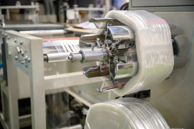 Plastik film yapma makinesi Polypropylene çantayı rulo halinde yakın çekim depolamak için tek kullanımlık ve çevre kavramında.