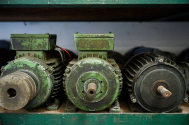 Birçok motor eskiye kadar kullanılıyor. Fabrika mağazasında yedek olmak için rafta durursun..