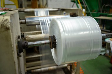 Düşük yoğunluklu polietilen (LDPE) film üretim makineleri bir plastik torba fabrikasında çalışıyor.