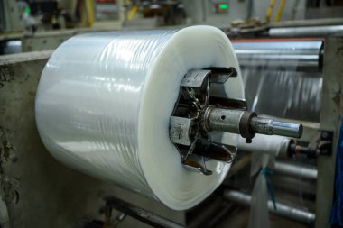 Polipropilen (pp.) Film üretim makineleri plastik torba fabrikasında çalışıyor..