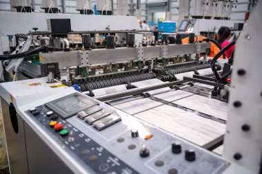 Kontrol paneli ve alışveriş torbası ısı yalıtımlı ve yüksek hız torbalı makine çalışıyor. Dünyayı ve çevreyi kurtarma kavramında.