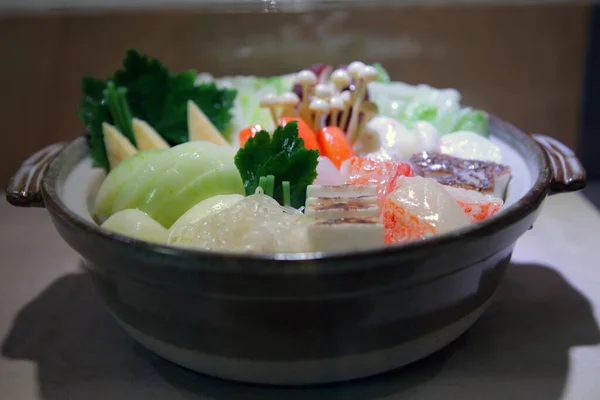 스타일의 수키야 Sukiyaki 질그릇에는 해산물과 야채가 — 스톡 사진