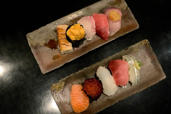 Conjunto Sushi Premium Colocado Uma Placa Pedra Preta Vista Cima — Fotografia de Stock