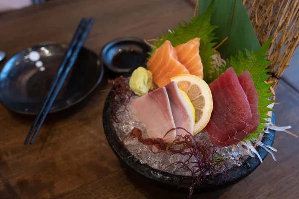 Conjunto Sashimi Combinação Consistindo Salmão Conserva Atum Hamachi Uma Tigela — Fotografia de Stock