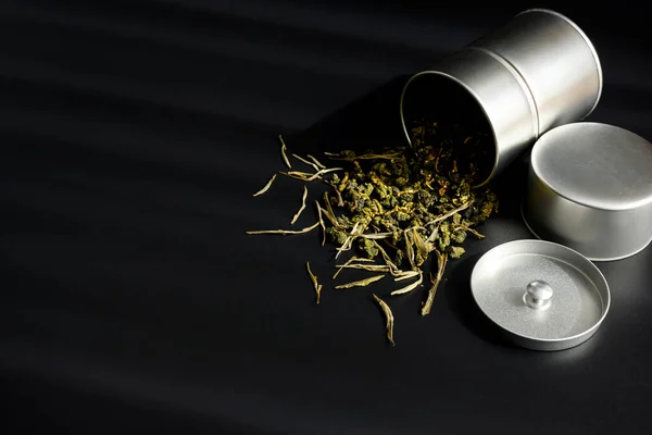 Teedosen Aus Aluminium Und Feinen Teeblättern Auf Schwarzem Hintergrund — Stockfoto