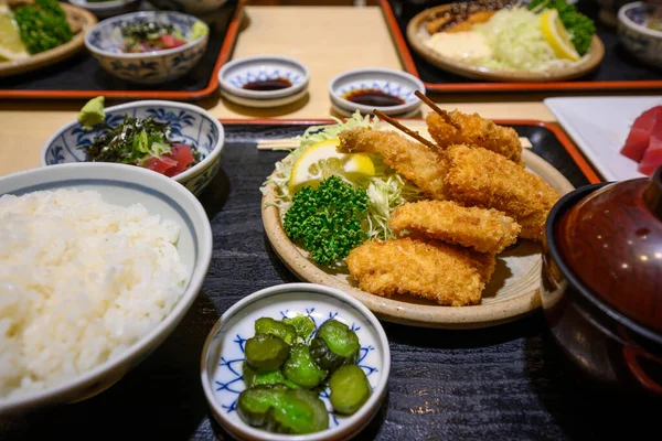 Karışık Kızarmış Yiyecekler Bir Japon Yemek Takımıdır Tepside Pirinç Turşu — Stok fotoğraf