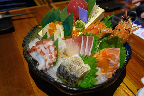 Sashimi Lindamente Decorado Misturado Uma Tigela Preta Prato Japonês Popular — Fotografia de Stock