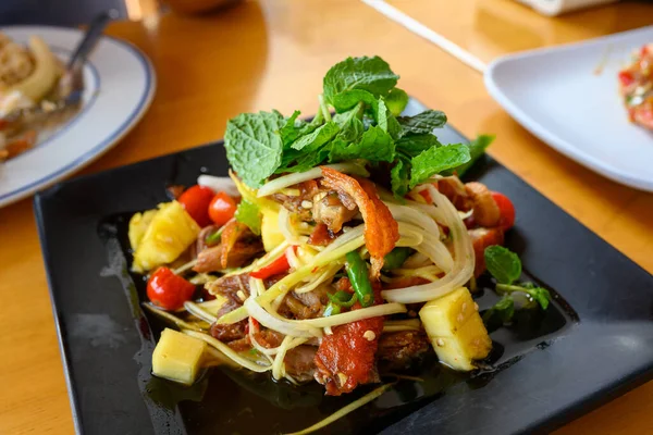 Ensalada Mango Picante Plato Negro Una Mesa Madera Naranja Una — Foto de Stock