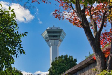 Gündüz Goryokaku Kulesi, mavi gökyüzü ve bulutlar Hakodate, Hokkaido 'da turistler için popüler bir yerdir.