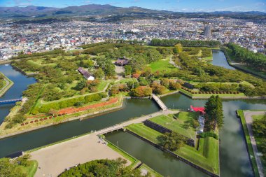 Hakodate Hokkaido, Japonya 'daki Goryokaku Kulesi' nin tepesinden Hakodate şehrine kuş bakışı görüş