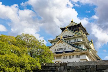 Osaka Şatosu 'nun manzarası açık ve bulutlu yaz mevsiminde, Japonya' nın Kansai bölgesinde, Osaka 'nın önemli bir simgesidir.