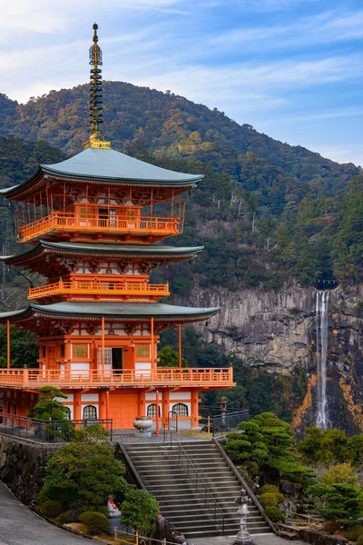 Nachi, Japonya Seigantoji Pagoda ve Nachi Şelaleleri 'nde. Sonbahar mevsiminde gökyüzü mavi.