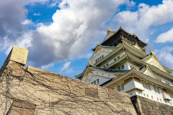 Замок Осака Видом Вверх Каменной Стеной Летом Небо Ясное Облачное — стоковое фото