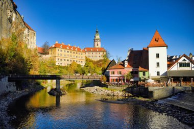 Akşamları, Çek Cumhuriyeti 'nden Cesky Krumlov' un sudaki yansımaları.