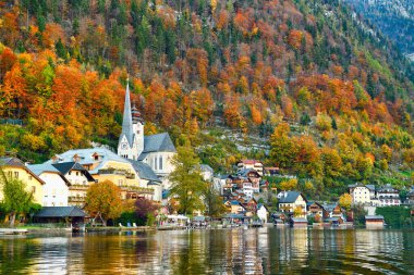Austria Hallstatt kasabası manzaralı deniz kıyısındaki bir tekneden manzara. Güzel eski kasaba, sonbahar mevsiminde bir dünya mirası şehridir..