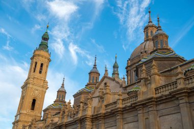 Nuestra Senora del Pilar, Zaragoza Katedrali, İspanya Sabah, açık gökyüzü ve güzel bulutlar