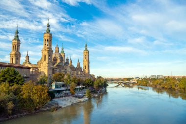 Nuestra Bazilikası de Senora del Pilar bir sabah İspanya 'nın Zaragoza kentinde suya yansıdı..