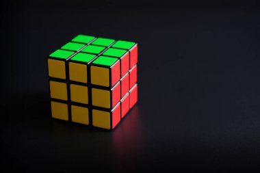 Samutprakarn / Tayland - 12 Ekim 2019: Siyah zemin üzerinde Rubik Küpü.