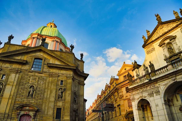 Eski bina Prag, Praha, Çek Cumhuriyeti 'ndeki eski bir kentte sanat ve gotik stil mimarisidir.