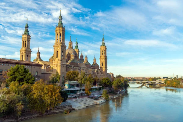 Nuestra Bazilikası de Senora del Pilar bir sabah İspanya 'nın Zaragoza kentinde suya yansıdı..