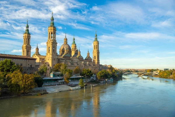 Nuestra Bazilikası de Senora del Pilar bir sabah İspanya 'nın Zaragoza kentinde suya yansıdı..
