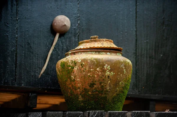 Tigela Terráqueos Parece Velho Tem Musgo Fundo Escuro Asiáticos Tendem — Fotografia de Stock