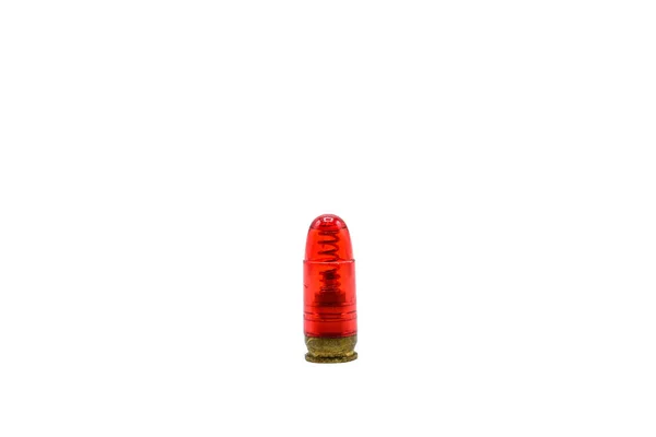 在白底干火训练中 使用红色塑料制成的假子弹进行射击练习 — 图库照片