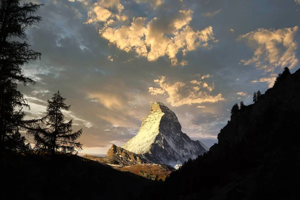 Matterhorn Reggeli Hegy Fekete Sziluett Fenyőfák Gyönyörű Felhők Háttér — Stock Fotó
