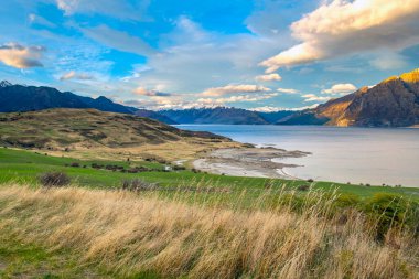 Akşamları Hawea Gölü 'nde panoramik manzara, Wanaka Otago, Newzealand