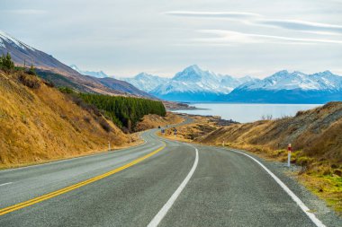 Pukaki Gölü 'nün manzarası, aşçıyı güzel ve harika görüntüler olarak görüyor. Cook Yolu, Cook Dağı, Yeni Zelanda..