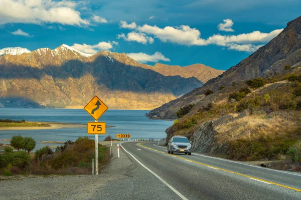 Jeden Samochód Wieczorami Biegnie Pod Górę Jeziora Hawea Wanaka Otago — Zdjęcie stockowe